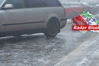Ledovka a zbytky sněhu v Česku, na Vyškovsku sjel autobus do příkopu: Sledujte radar Blesku