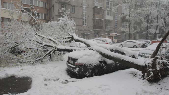 Zimní počasí zaskočilo Evropu: Sníh některá místa odřízl od světa