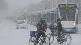 I v Holandsku přestaly jezdit kvůli sněhu tramvaje.