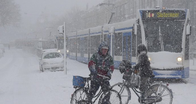I v Holandsku přestaly jezdit kvůli sněhu tramvaje.