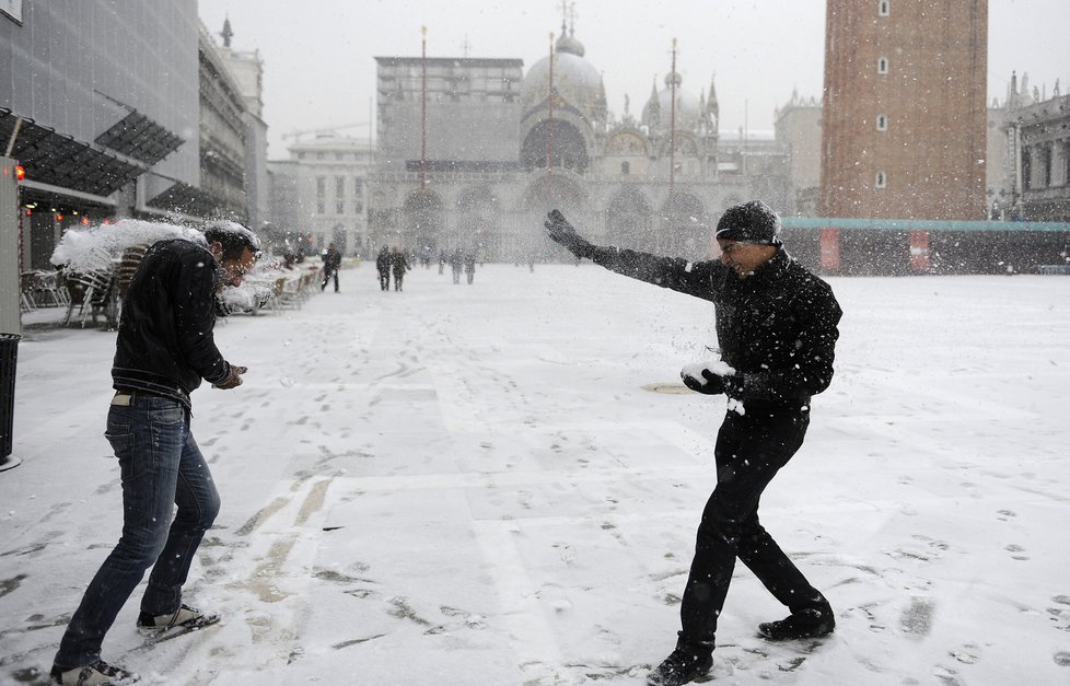 Italové na náměstí Svatého Marka si sníh užívají.