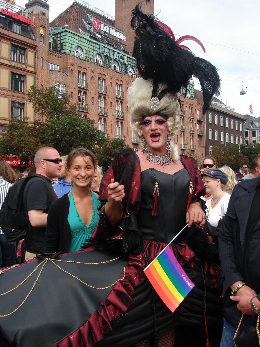 Ahoj Blesku, my jsme trávili víkend v Kodani. Tento víkend by zrovna Copenhagen Pride Parade, a na fotce je Stephanie Pedersen s jedním s účastníků. Fantastická atmosféra!