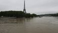 Hladina Seiny dnes ráno v Paříži začala lehce klesat, poprvé v posledním týdnu.