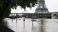 Hladina Seiny dnes ráno v Paříži začala lehce klesat, poprvé v posledním týdnu.