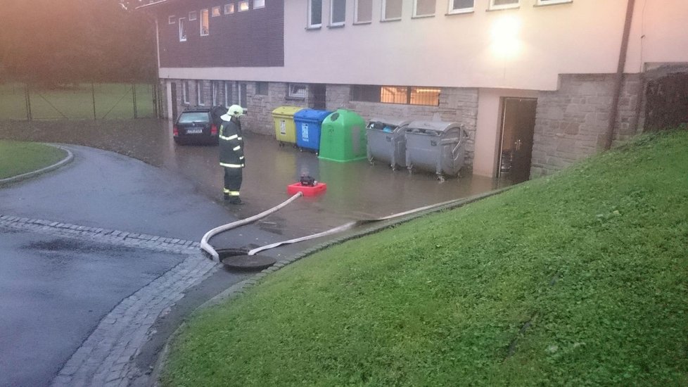 Hasiči čerpali vodu a bahno, čistili ucpané kanály a v pěti případech odstraňovali spadlé stromy.