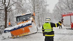 Moravskoslezští hasiči řeší kvůli sněhové kalamitě desítky případů.