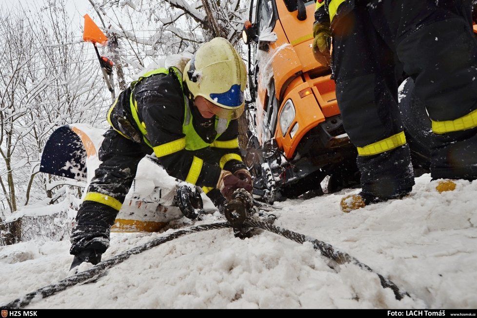 Moravskoslzští hasiči řeší kvůli sněhové kalamitě desítky případů.