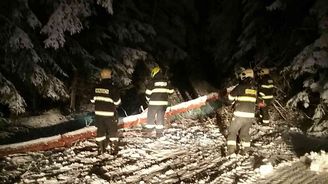 Kvůli větru a sněžení jsou bez elektřiny desetitisíce českých domácností Kvůli větru a sněžení jsou bez elektřiny desetitisíce českých domácností