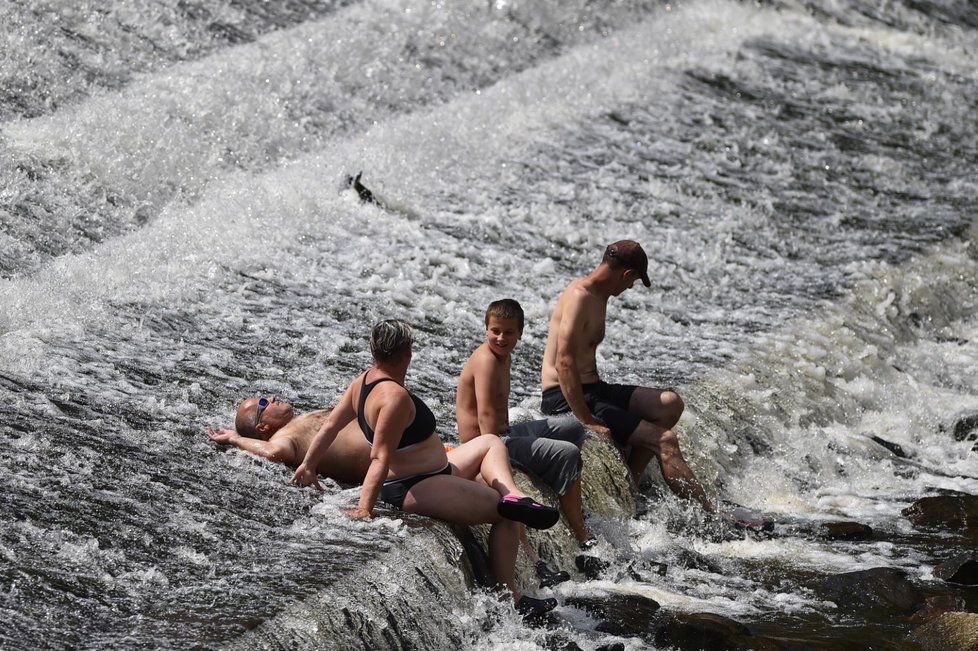 Noční teploty se v sobotu zastaví na 17 až 13 °C. Denní teploty vystoupí na tropické hodnoty 28 až 32 °C.