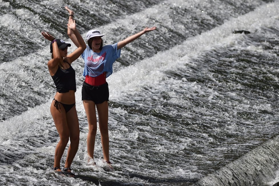 V sobotu odpoledne za sportem jedině k vodě – její teplota se v přírodních nádržích pohybuje až na 25 °C.