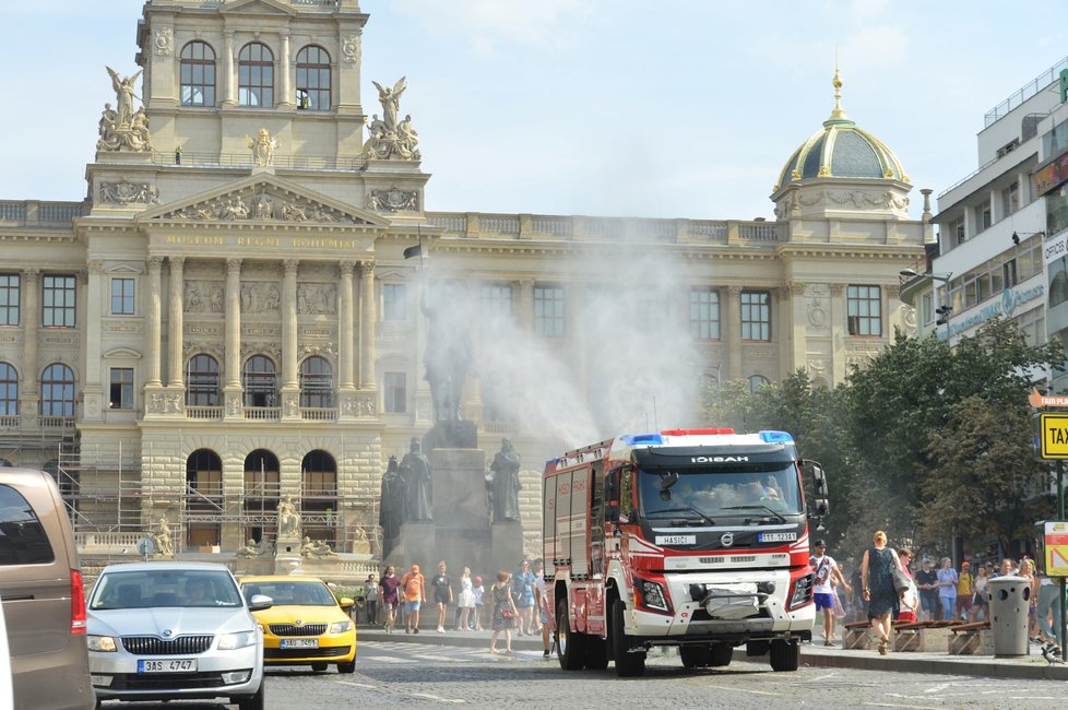 V pondělí se držte ve stínu, dodržujte pravidelný pitný režim, používejte opalovací krémy, sluneční brýle a pokrývku hlavy. Snižte fyzickou zátěž.