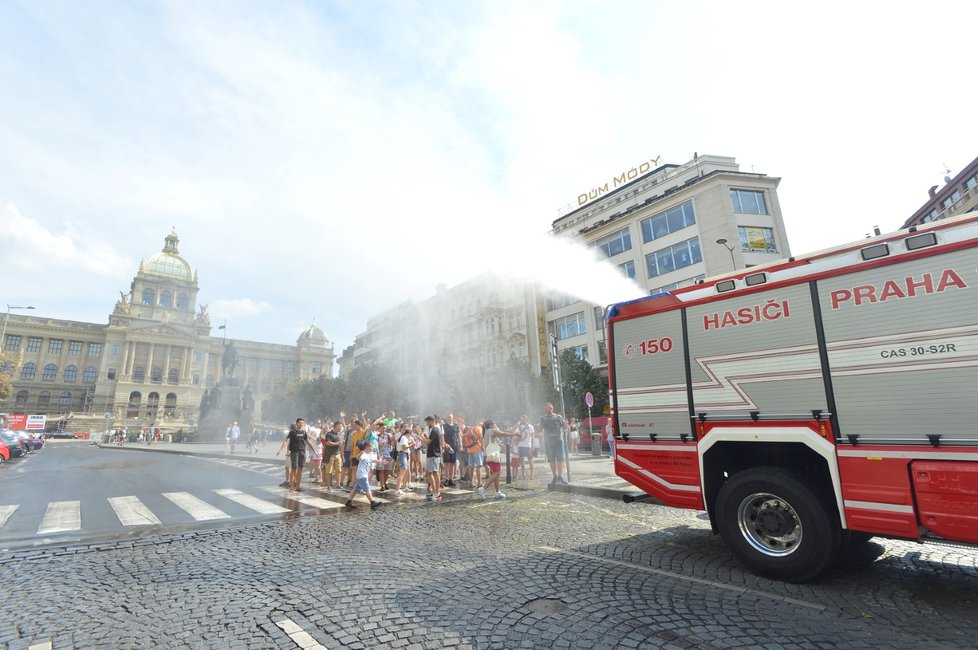 V porovnání s předchozími dny budou teploty v neděli mírně nižší – zpravidla mezi 29 až 33 °C, při srážkách bude 27 °C.