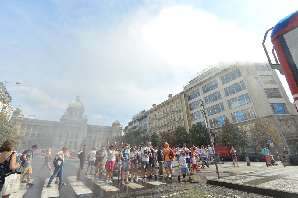 V pondělí se držte ve stínu, dodržujte pravidelný pitný režim, používejte opalovací krémy, sluneční brýle a pokrývku hlavy. Snižte fyzickou zátěž.