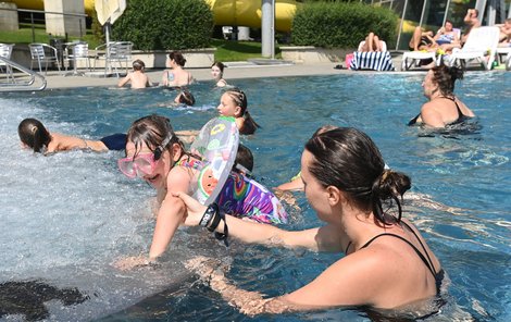 Milovníci vodních hrátek si vynahradí červencový půst. Milovníci vodních hrátek si vynahradí červencový půst.