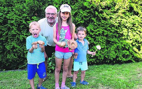 Stanislav Štěpáník (60) ze Zlínska houbařil s vnoučaty Karolínkou (7), Bertíkem (5) a Davidem (3).