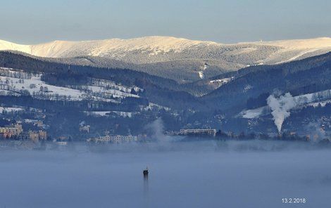 13. února 2018 Na vrcholcích Krkonoš bylo sluníčko, Vrchlabí leželo pod inverzní pokličkou.