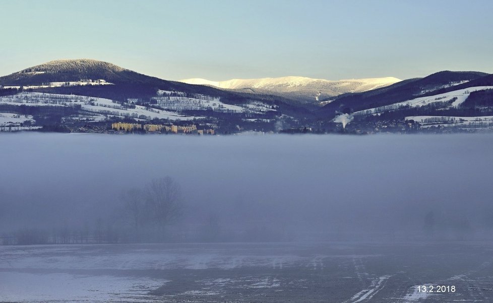 13. února 2018 Na vrcholcích Krkonoš bylo sluníčko, Vrchlabí leželo pod inverzní pokličkou.