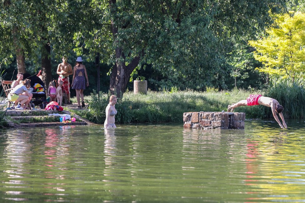 Teplé počasí v Česku o víkendu 11. a 12. června 2022 vytáhlo řadu lidí k vodě