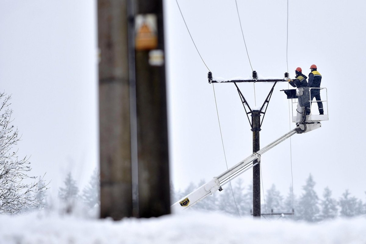 Na Českokrumlovsku museli energetici opravovat elektrické vedení.