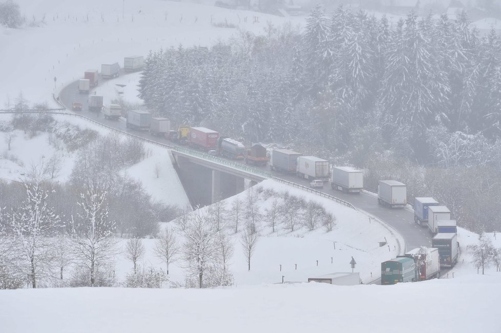 Počasí o víkendu nebude vlídné. Ve vyšších polohách bude sněžit a všude jinde mrholit nebo pršet.