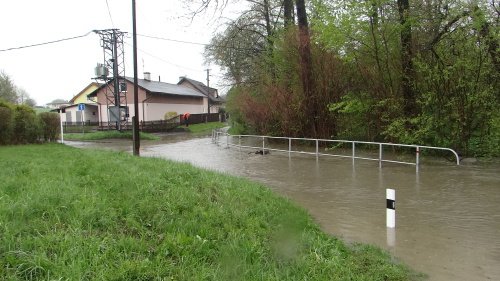 Potok Polančice v Polance nad Odrou se vylil z břehů.