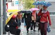 Praha, 26. dubna 2017 Bez deštníku vyjít na ulici znamenalo vrátit se domů promočený skrz naskrz.