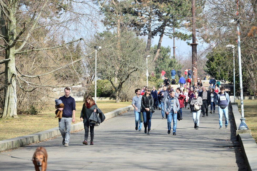 Teplotní rekordy padly na třetině staniculic.