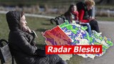 Do Česka míří jaro: Teploty až 17 °C a návrat písku ze Sahary. Sledujte radar Blesku