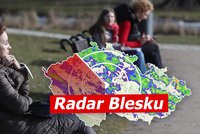 Do Česka míří jaro: Teploty až 17 °C a návrat písku ze Sahary. Sledujte radar Blesku