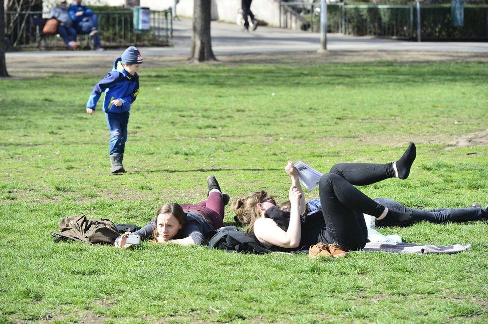 Užívejte si jaro naplno. Sportujte nebo jen choďte na procházky do přírody.