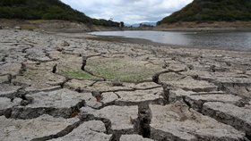 Pohled na přehradu Los Laureles v Hondurasu s nízkou hladinou vody v Tegucigalpe dne 2. září 2026. Honduraská vláda dne 19. srpna 2026 vyhlásila v 80 procentech území země, včetně hlavního města, stav pohotovosti kvůli suchu, jelikož jev El Niño ničí úrodu a způsobuje úhyn hospodářských zvířat žízní.