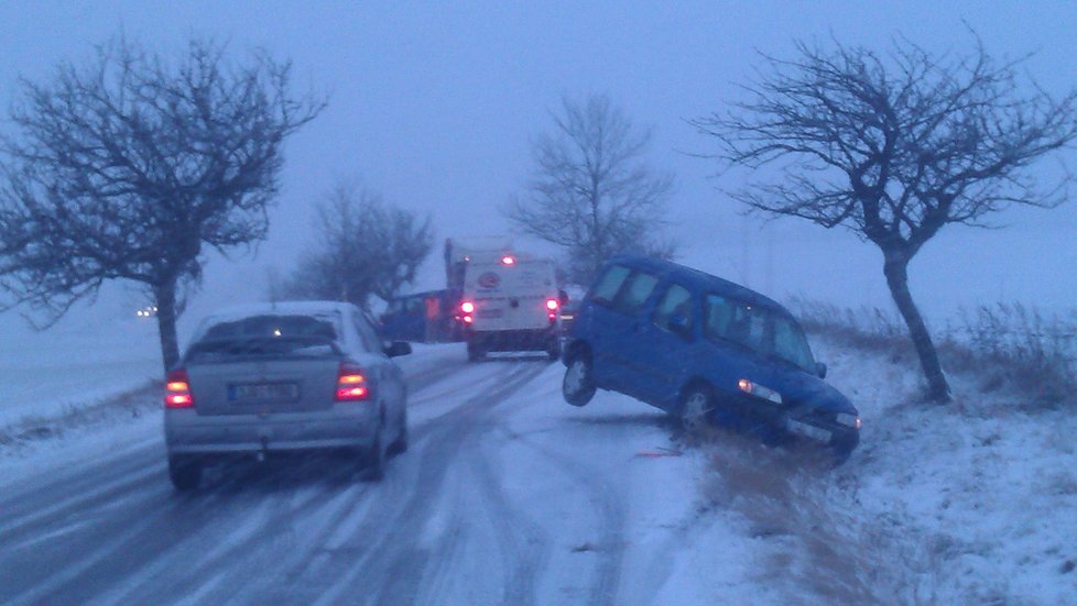 Meteorologové prodloužili výstrahu před silným větrem, na východě území hrozí až do dnešní půlnoci. Mohou se tvořit i sněhové jazyky a náledí.