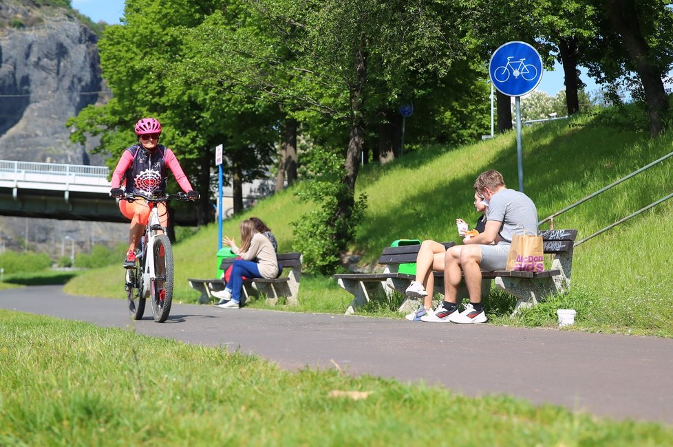 Češi si i v době koronaviru užili venku slunečného počasí. (16. 5. 2020)