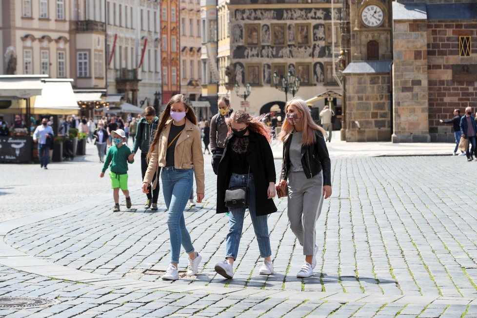 Češi si i v době koronaviru užili venku slunečného počasí (16. 5. 2020)