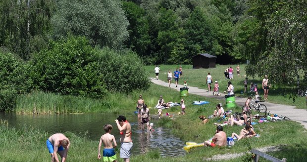 Prvními milovníky slunění a koupání ožilo první červnovou sobotu i přírodní koupaliště Poděbrady u Olomouce (13. 6. 2020).