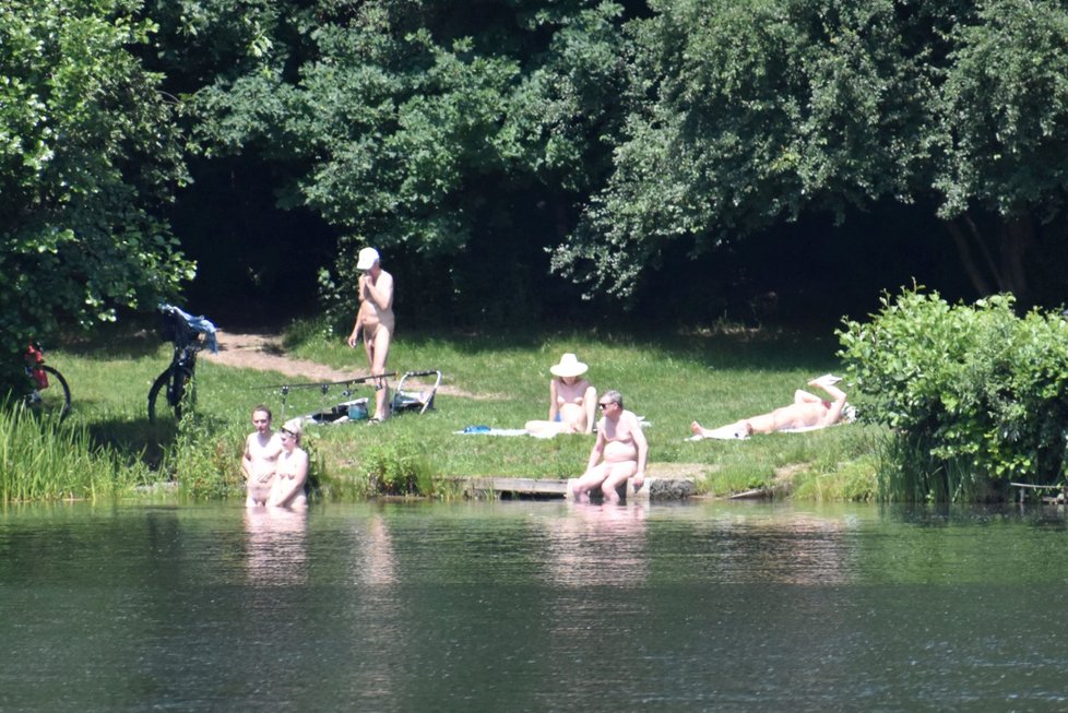 Prvními milovníky slunění a koupání ožilo první červnovou sobotu i přírodní koupaliště Poděbrady u Olomouce (13. 6. 2020)