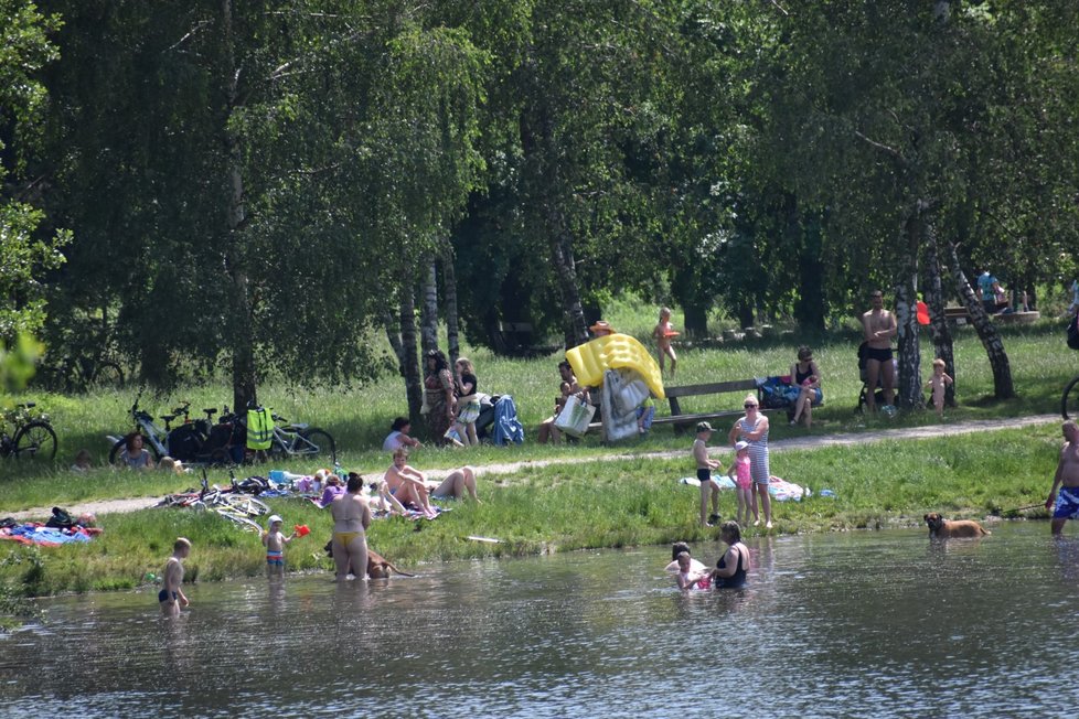 Prvními milovníky slunění a koupání ožilo první červnovou sobotu i přírodní koupaliště Poděbrady u Olomouce (13. 6. 2020).