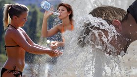 První letošní tropický den: Vypijte 3 litry vody, vyvětrejte až v noci