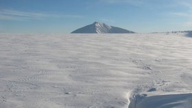 Horská služba v Krkonoších nedoporučuje hřebenové túry, bude vítr