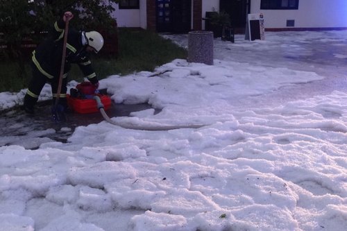 Krupobití ochromilo jižní Moravu: Hasiči odklízeli silnice, sušili sklepy.