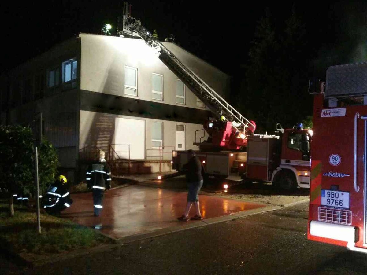 Hasiči vyjížděli k větrem poničené plechové střeše ve Vyškově. 