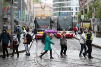 Mlha a déšť: Vytaste deštníky! Pražany čeká v týdnu sychravé počasí
