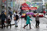 V hlavní roli pláštěnky! Pražany čeká teplotní sešup a déšť