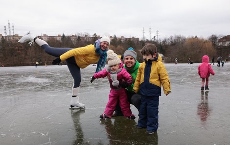 Rodina využila mrazivého počasí a vyrazila na zamrzlý Hamerský rybník v pražských Záběhlicích, zleva Agneszka (35), Martin (36), Gerda (2), Oliver (4).
