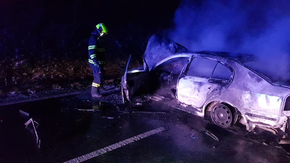 U Kobylí se na náledí srazila dvě osobní auta, jedno začalo hořet. Zranili se přitom tři lidé.