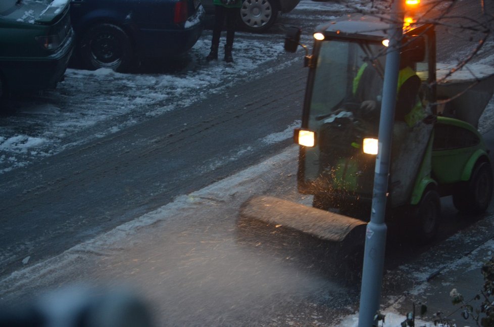 Silničáři v Brně vyslali do ulic veškerou techniku. Na posyp spotřebovali během pondělí 100 tun soli.