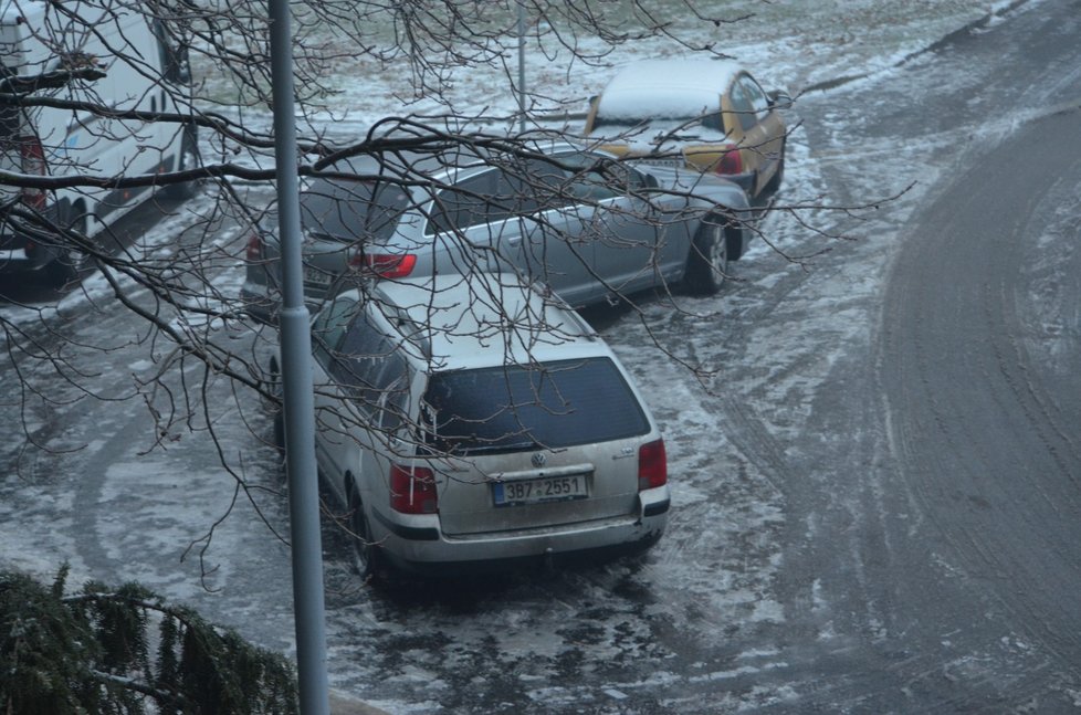 Ledovka nedovolila autům v Brně spolehlivě manévrovat.