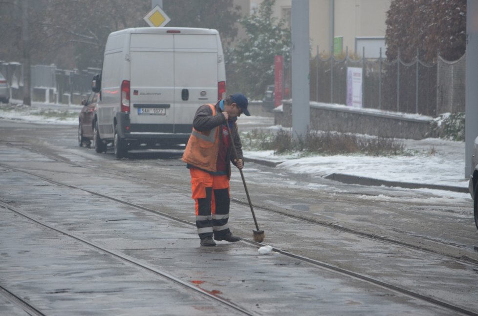 Údržbáři v Brně měli v Zemědělské ulici plné ruce práce se zprovozněním zamrzlých kolejí.