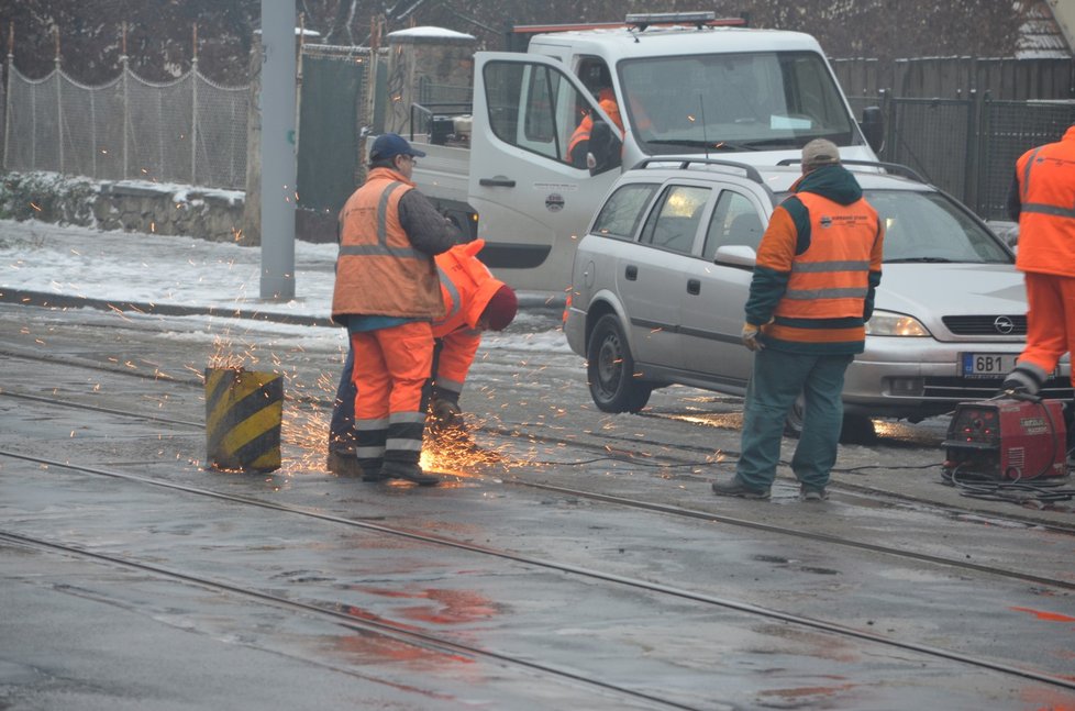 Údžbáři v Brně měli v Zemědělské ulici plné ruce se zprovozněním zamrzlých kolejí.