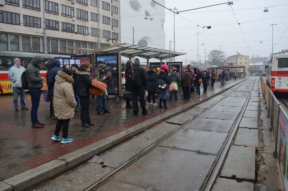 Tramvaje v Brně v pondělí dopoledne nejezdily podle jízdního řádu. Lidé čekali na ostrůvcích u hlavního nádraží s napětím, který spoj vlastně přijede.